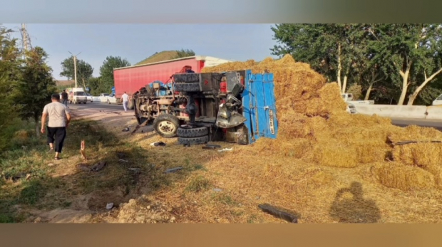 Спасатели МЧС вызволили водителя из грузового автомобиля, который застрял там в результате крупного ДТП в Джизакской области