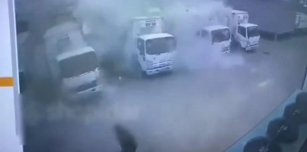 Момент взрыва двух грузовиков SamAuto попал на камеру видеонаблюдения