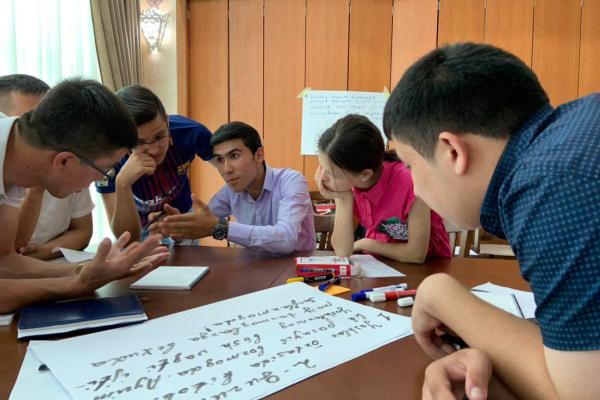 В Узбекистане активной молодежи оплатят контракт