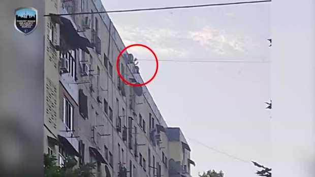 Сотрудник ППС спас жизнь молодому парню в Ташкенте, который хотел сброситься с крыши