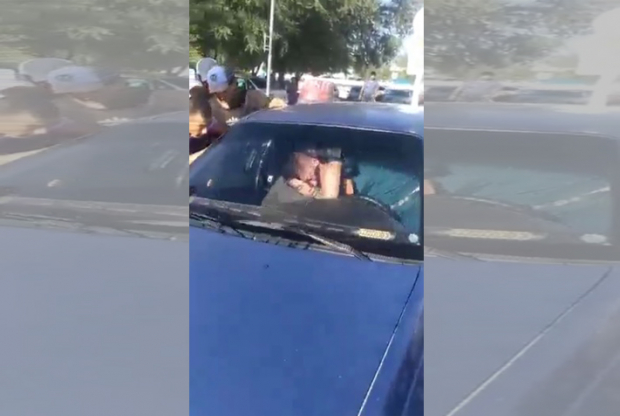 В Узбекистане сотрудник ДПС боролся в салоне автомобиля с водителем