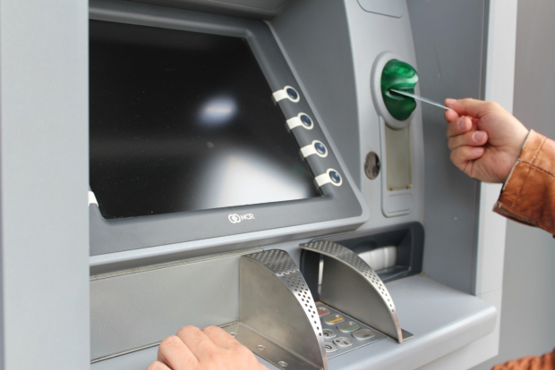 В Центробанке Узбекистана отреагировали на информацию о повышении комиссии за обналичивание денег в банкоматах