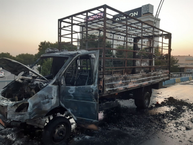 Около международного аэропорта в Ташкенте полностью сгорел грузовой автомобиль