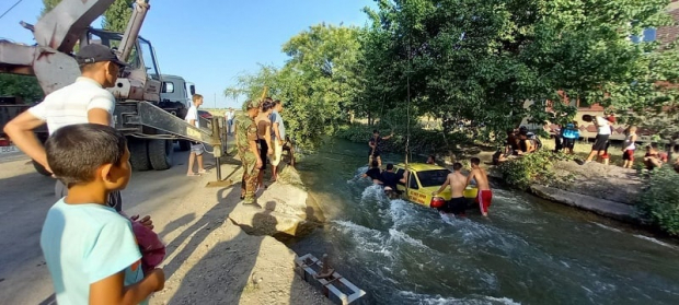 В Алмалыке сотрудники МЧС доставали автомобиль из канала