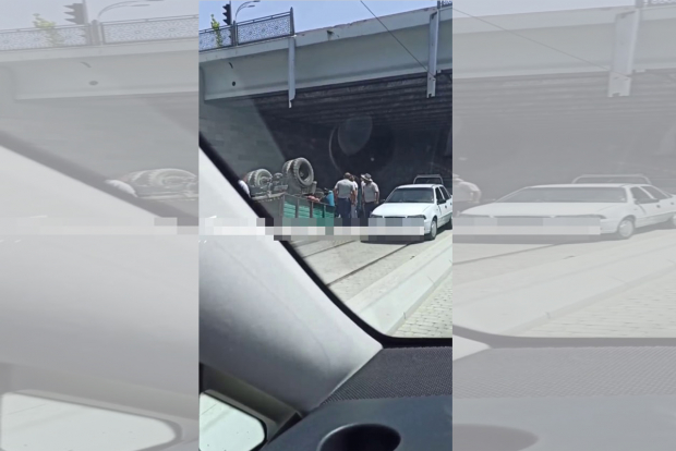 В Самарканде грузовой автомобиль вылетел с моста