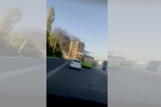 В МЧС прокомментировали возгорание недостроенного здания в Чиланзарском районе