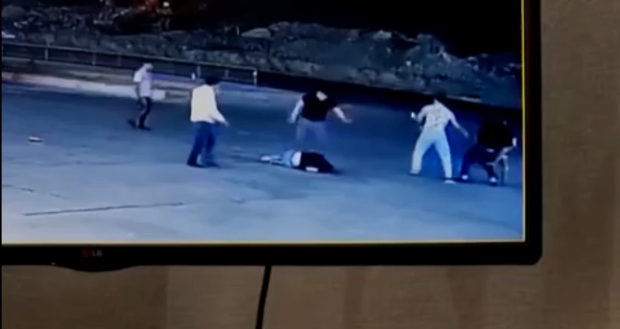 В Бухаре «уличные парни» напали группой и пытались добить лежачего на земле гражданина