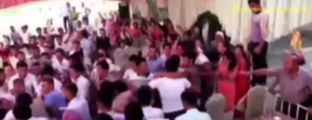 В сети распространилось видео массовой драки на узбекской свадьбе
