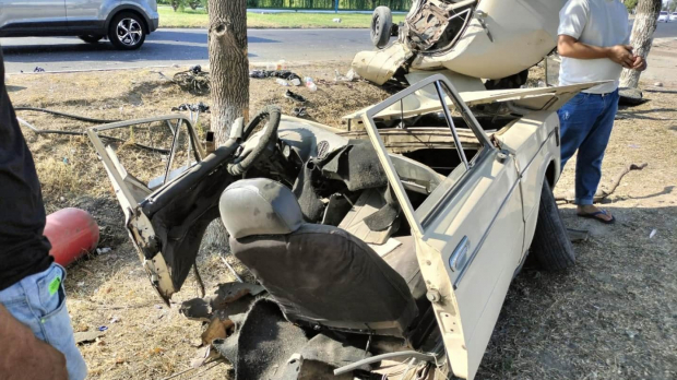 В Ташкенте произошло страшное ДТП, автомобиль разнесло на части