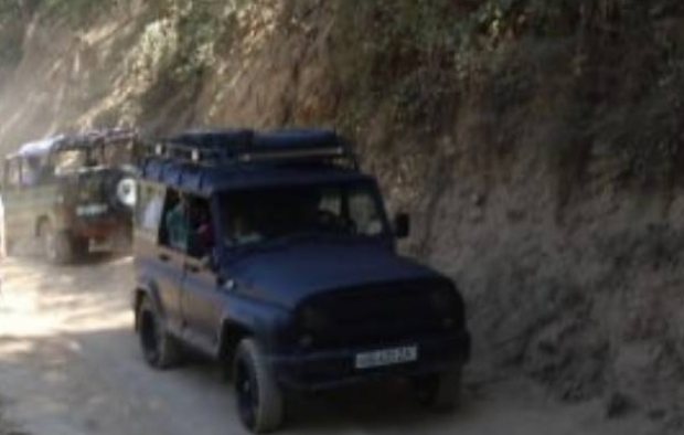 В Нанае таксисты закрыли доступ к водопаду и насильно заставляют туристов пользоваться их услугами