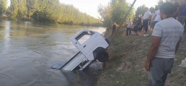 В Андижанской области грузовой автомобиль вылетел с дороги в канал