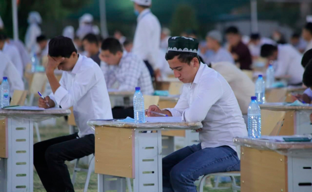 В Узбекистане девушки набрали больше баллов, чем парни во время вступительных экзаменов