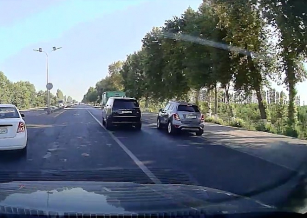 В Узбекистане водитель «Range Rover» создавал аварийные ситуации не уступающим ему дорогу