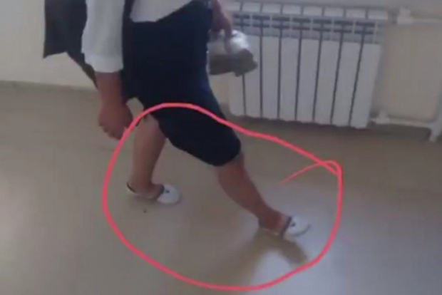 Школьников Андижана заставили ходить по школе без обуви