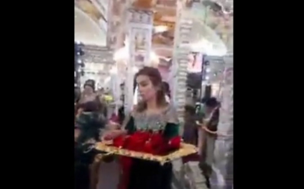 На узбекской свадьбе гостям начали раздавать золото — видео