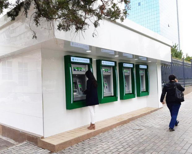 Ряд банков Узбекистана ввели ограничения по обналичиванию валюты для иностранцев