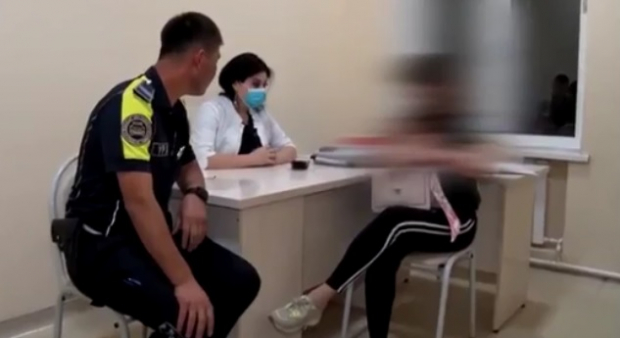 В Ташкенте пьяная женщина порвала служебную форму на сотруднике ДПС и нанесла ему телесные повреждения