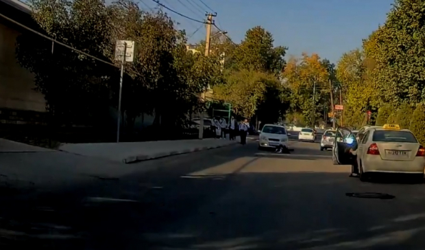 В Ташкенте школьник неожиданно прыгнул под колёса автомобиля