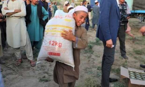 Фото афганского мальчика с гумпомощью из Узбекистана покорило интернет