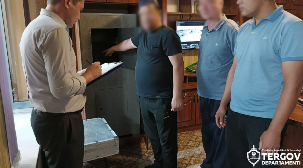 В Наманганской области работник украл из сейфа предприятия более 9 тыс. долларов