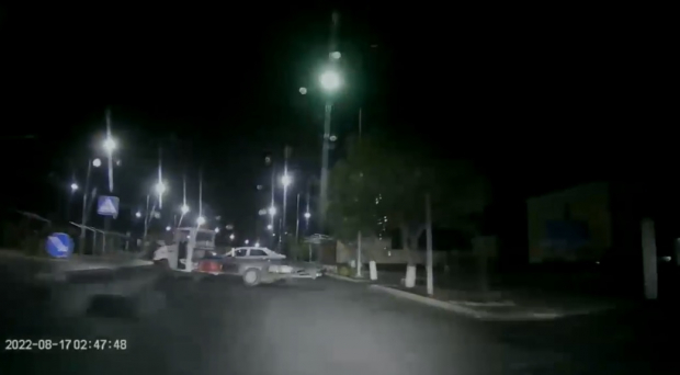 В Самарканде сотрудник ДПС перекрыл дорогу эвакуатором, что стало причиной серьёзного ДТП - видео