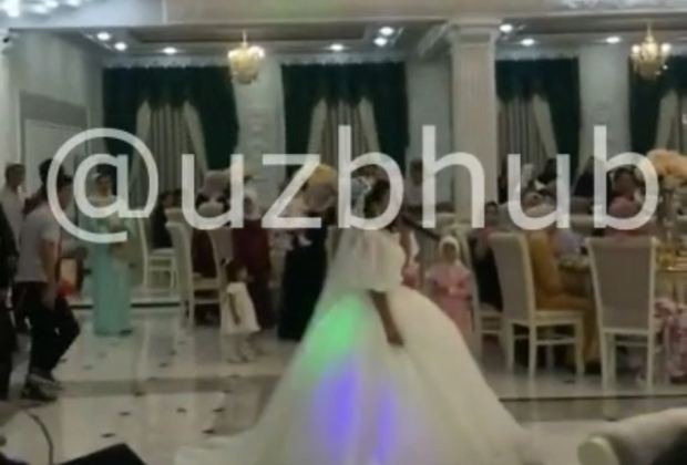 На узбекской свадьбе «бывшая» пришла к жениху в свадебном наряде — видео