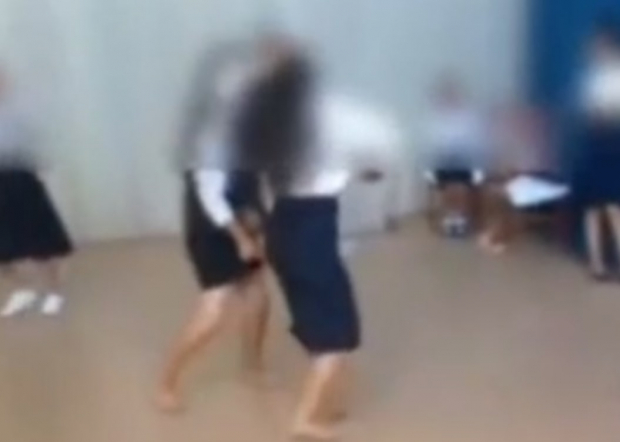 «Не подходит узбекскому менталитету», — в Навои школьниц наказали за танец — видео