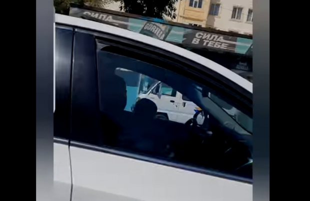 В Ташкенте водитель управлял автомобилем, держа ребёнка на руках