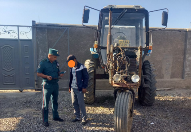 В Джизаке наказан водитель трактора, перевозивший 14 прицепов