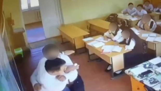 В Наманганской области проводится проверка по факту нападения ученика на учителя - видео