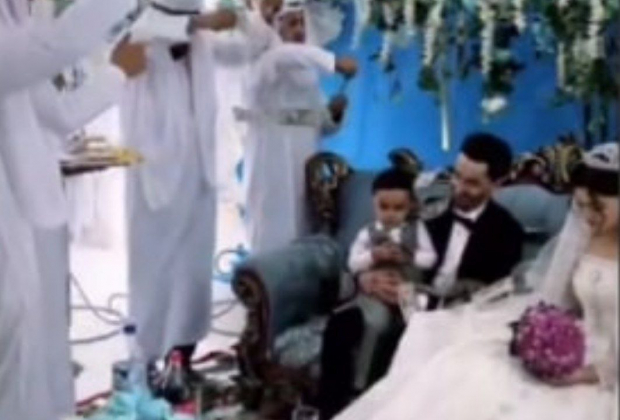 На узбекской свадьбе «шейхи» искупали молодоженов в долларах — видео