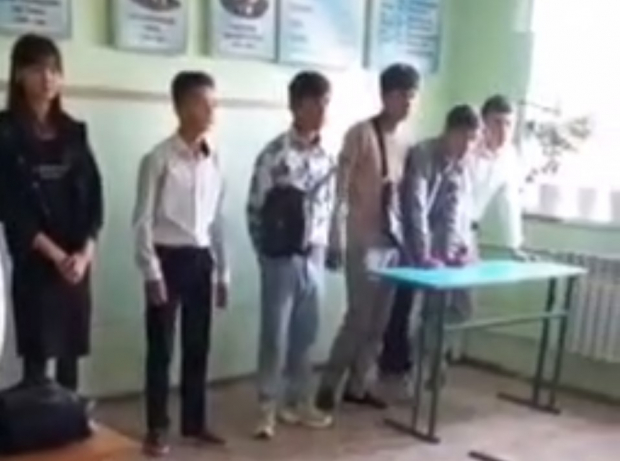 В Андижанской области ученики школы занимаются стоя — видео