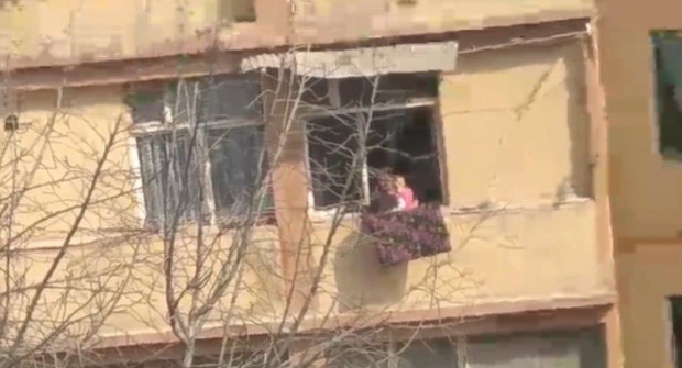 В Ташкенте женщина укладывала спать ребенка, «качая» его на окне 3 этажа — видео