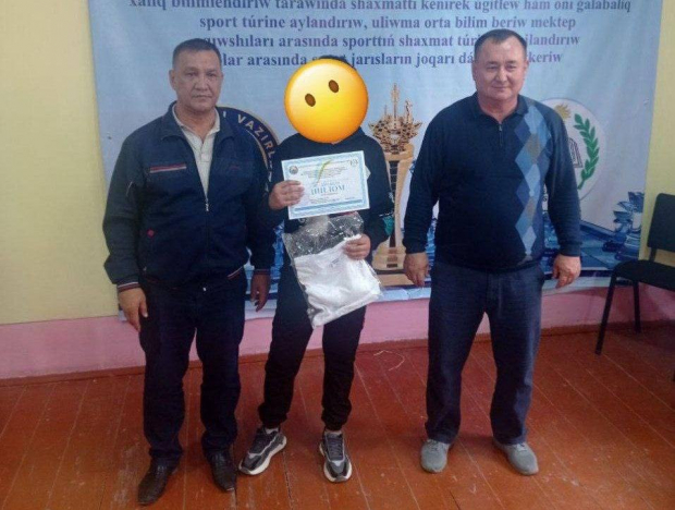 В Нукусе победители соревнования по шахматам получили майки