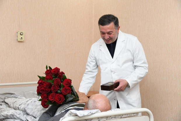 Получивший увечья сотрудник скорой помощи в Ташкенте награжден нагрудным знаком «Отличник здравоохранения»