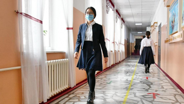 В школах Узбекистана девочкам разрешили носить брюки
