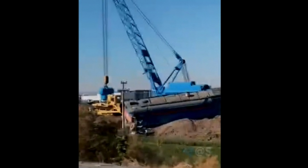 В Джизаке локомотив поезда сошёл с рельсов из-за ДТП с грузовиком, есть пострадавшие