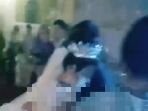 На узбекской свадьбе жених и невеста рухнули на пол во время танца - видео