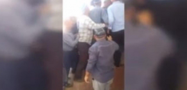 В очереди за пенсией старики устроили потасовку в Сурхандарье — видео
