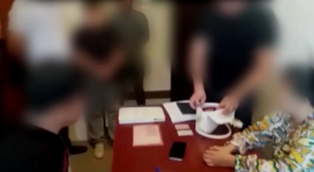 В Джизаке мужчина пытался отправить в ОАЭ 20-летнюю девушку для занятия проституцией - видео
