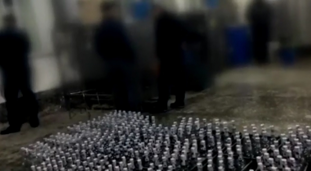В Самарканде в цеху по производству мороженного изготавливали контрафактную водку - видео
