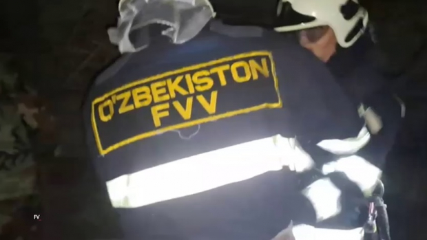 В Чирчике сотрудники МЧС спасли гражданина, упавшего в глубокую яму - видео