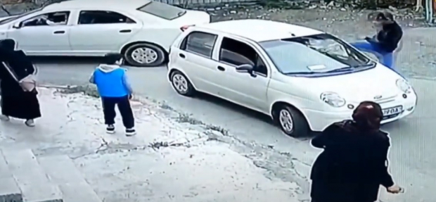 В Ферганской области мужчина с ножом и камнем напал на правоохранителя