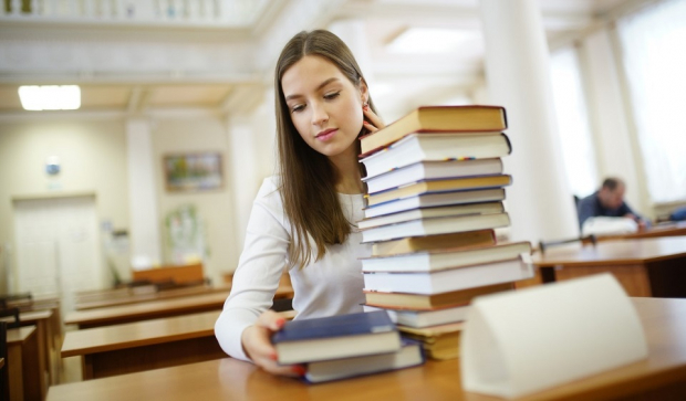 В Узбекистане помощники хокимов смогут поступать в вузы без экзаменов