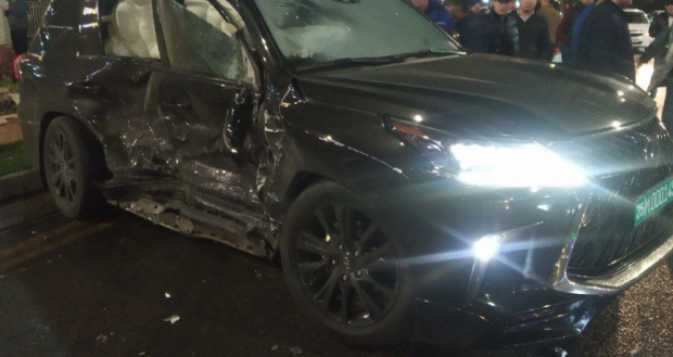 В Ташкенте в результате столкновения с автомобилем «Lexus» загорелся автомобиль «Captiva»
