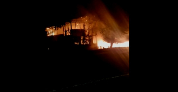 В Навоийской области произошёл крупный пожар в торговом комплексе