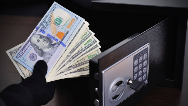 В Бухарской области 63-летний гражданин проник в дом и украл 7 тыс. долларов