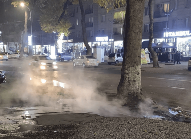 В Ташкенте одну из улиц залило горячей водой