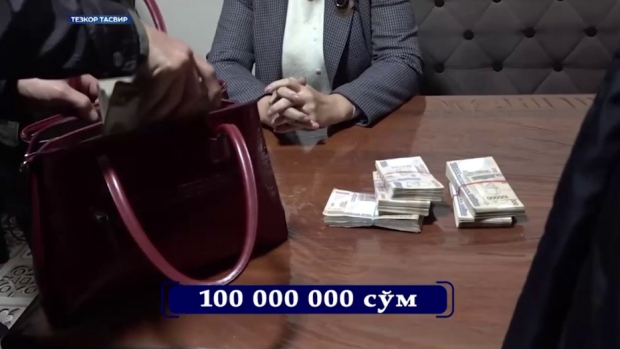 В Тахиаташском районе хоким получил взятку 100 млн сум при помощи своей жены - видео