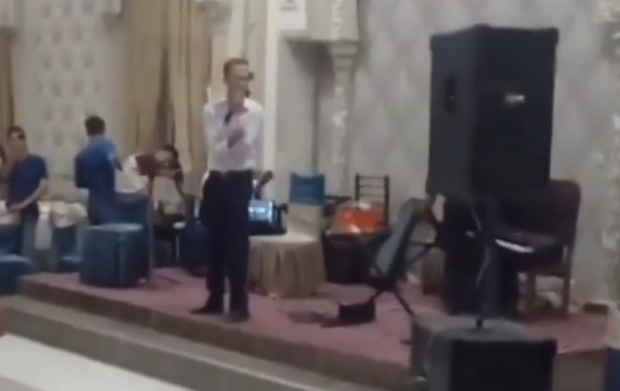 Узбекский «певец», спевший без фонограммы стал посмешищем в соцсетях — видео